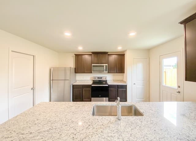 rental at 2927  Citron Gdn in Converse, TX — photo 5