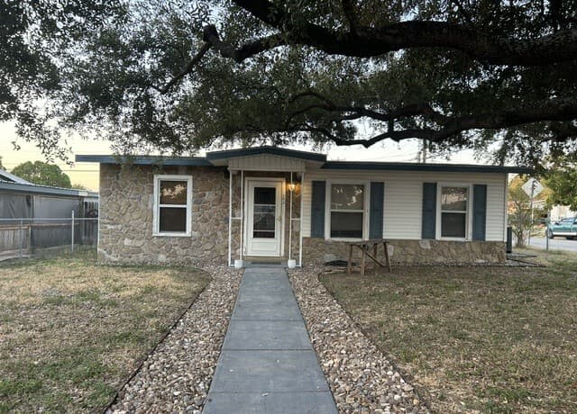 rental at 102  Idell Ave in San Antonio, TX — photo 1