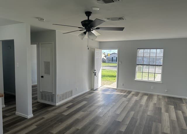 rental at 115  Meadow Trail Dr in San Antonio, TX — photo 2