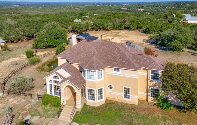 rental at 43 N Fm 3351 in Bergheim, TX — photo 1