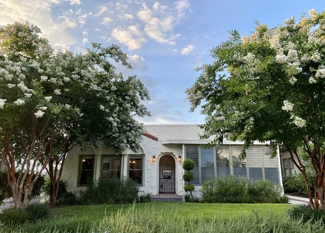 rental at 107 W Ridgewood Ct in San Antonio, TX — photo 1