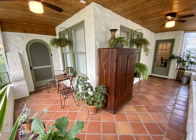 rental at 107 W Ridgewood Ct in San Antonio, TX — photo 2