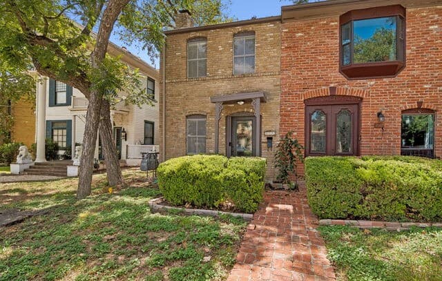 rental at 222 W Craig Pl in San Antonio, TX — photo 1