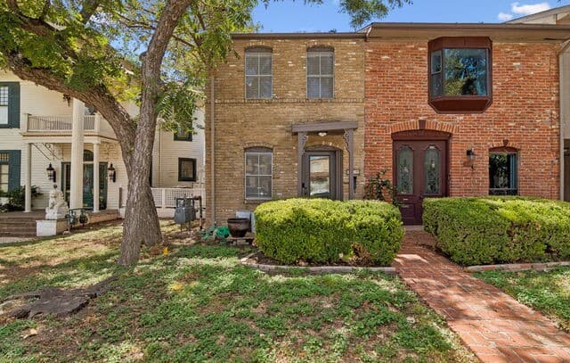 rental at 222 W Craig Pl in San Antonio, TX — photo 2