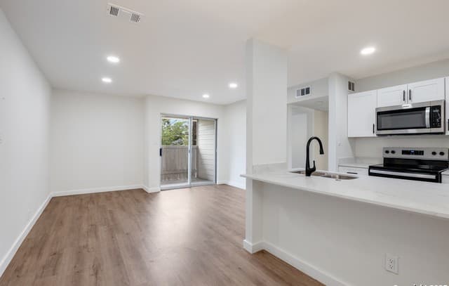 rental at 340  Montclair Unit 205 in Alamo Heights, TX — photo 2