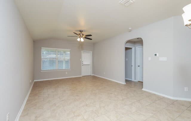 rental at 5714  Goliad Blf in San Antonio, TX — photo 4