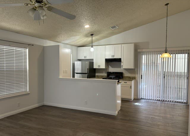 rental at 5027  Anacacho St in San Antonio, TX — photo 3