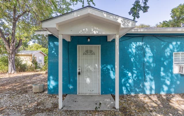 rental at 834  Division Ave Unit B in San Antonio, TX — photo 1