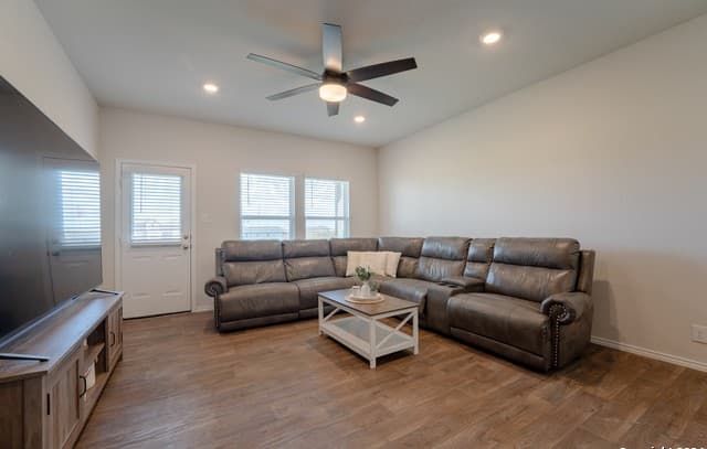 rental at 129  Legendary Trail Loop in Floresville, TX — photo 5