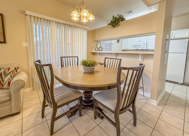 rental at 129  Chapel Hill Circle Unit 129 in San Antonio, TX — photo 4