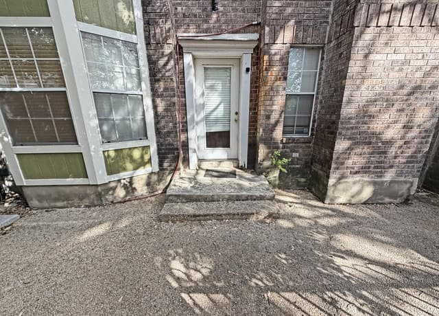 rental at 16710  Henderson Pass in San Antonio, TX — photo 4