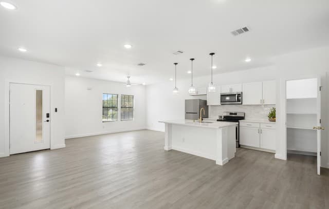 rental at 829  Kayton Ave in San Antonio, TX — photo 2