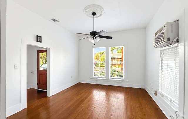 rental at 220  Leigh St in San Antonio, TX — photo 2