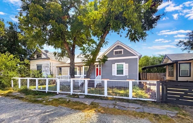rental at 322  Indiana St in San Antonio, TX — photo 2