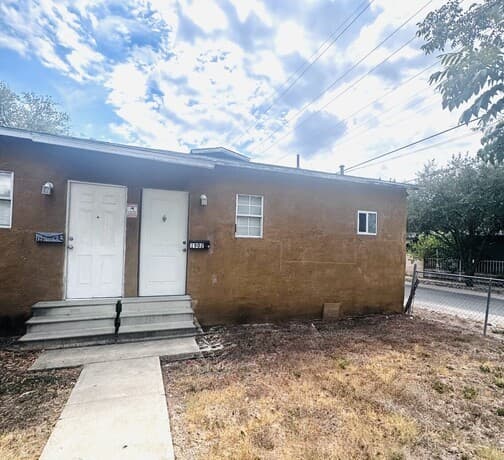 rental at 1902  Lennon Ave Unit 1 in San Antonio, TX — photo 1