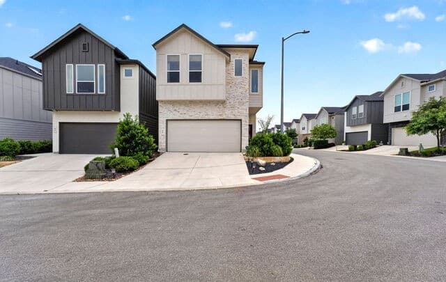 rental at 8851  Oakland Rd Unit UNIT 61 in San Antonio, TX — photo 1
