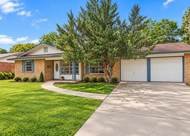 rental at 5026  Lakewood Dr in San Antonio, TX — photo 2
