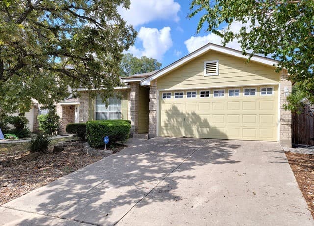 rental at 815  Bobcat Crk in San Antonio, TX — photo 1