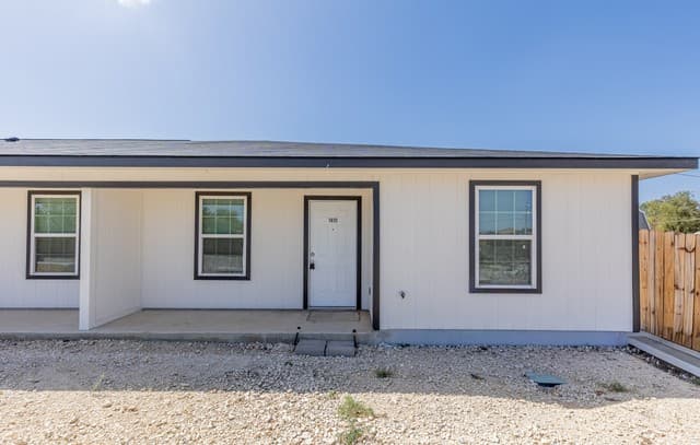 rental at 1012  County Road 4516 in Castroville, TX — photo 1