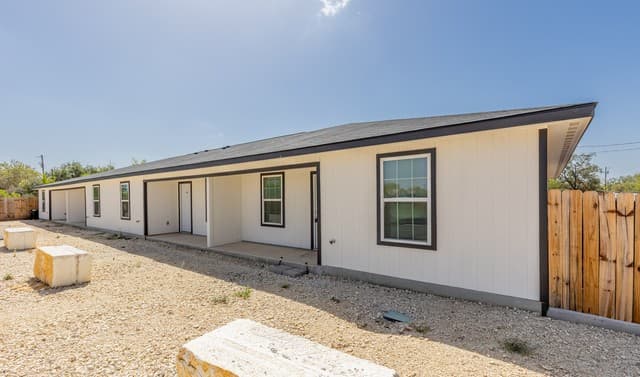 rental at 1012  County Road 4516 in Castroville, TX — photo 2