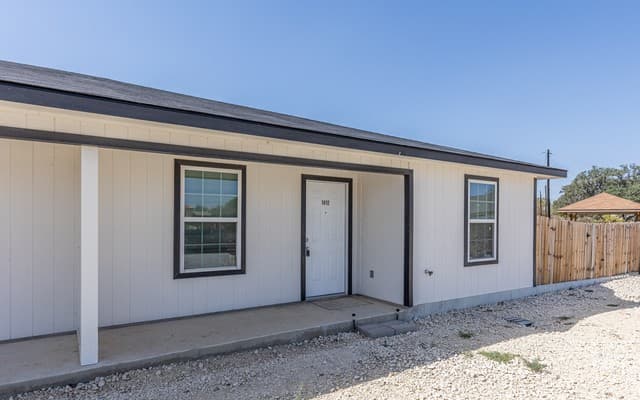rental at 1012  County Road 4516 in Castroville, TX — photo 3