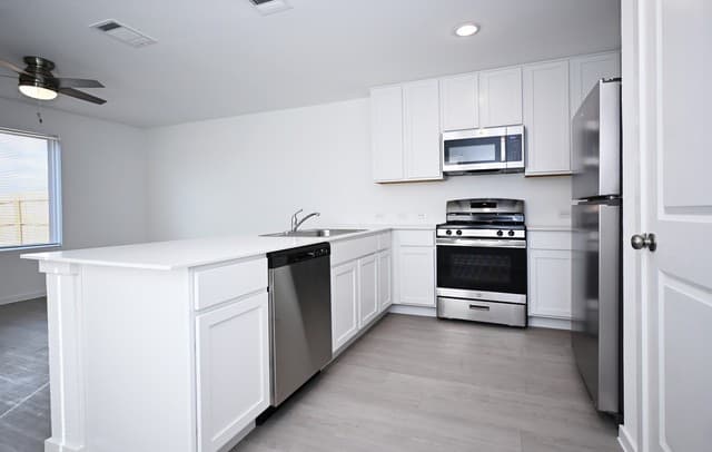 rental at 7639  Varo Gln in San Antonio, TX — photo 2