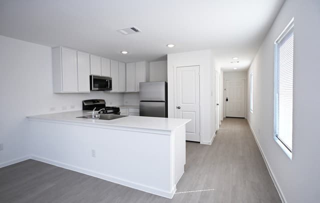 rental at 7639  Varo Gln in San Antonio, TX — photo 3