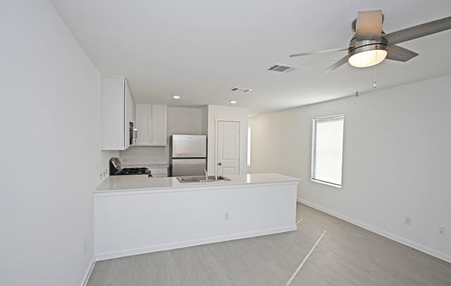 rental at 7639  Varo Gln in San Antonio, TX — photo 4