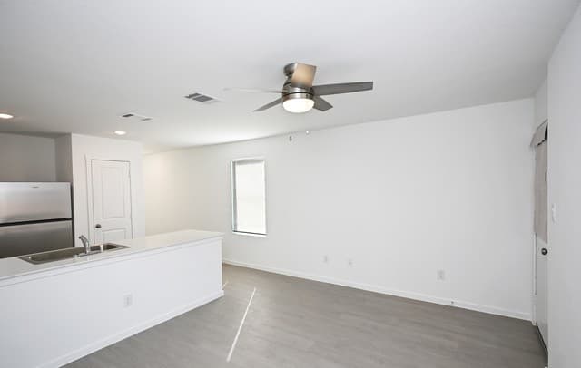 rental at 7639  Varo Gln in San Antonio, TX — photo 5