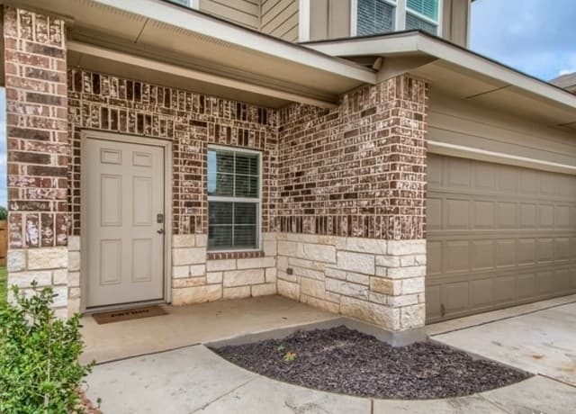 rental at 305 Middle Green Loop in Floresville TX