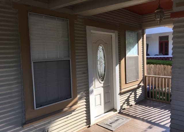rental at 1114 W Russell in San Antonio, TX — photo 2