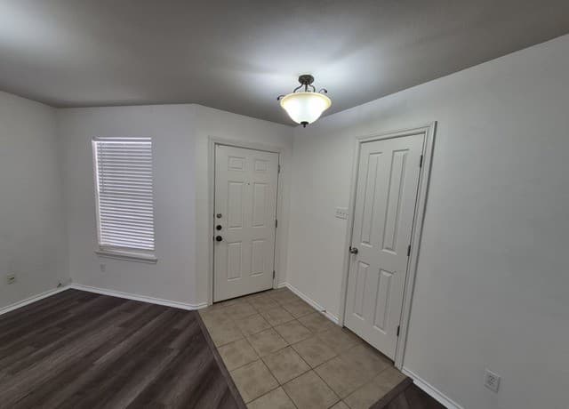 rental at 216  Hereford St in Cibolo, TX — photo 2