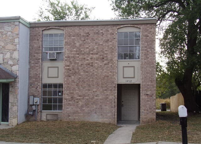 rental at 1212  Churing Dr in San Antonio, TX — photo 1