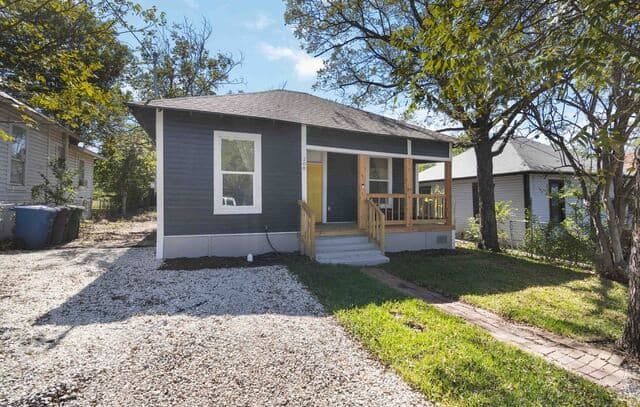 rental at 208  Coleman St in San Antonio, TX — photo 1