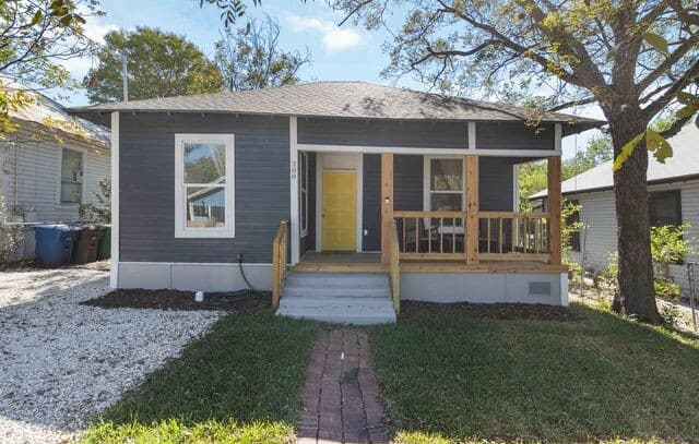 rental at 208  Coleman St in San Antonio, TX — photo 2