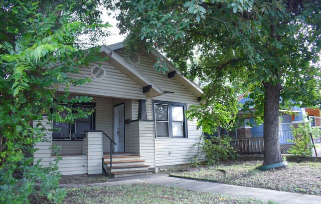 rental at 2246  E Houston St in San Antonio, TX — photo 2