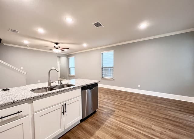 rental at 10331  Lynwood Br Unit 102 in San Antonio, TX — photo 3