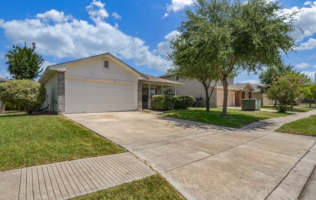 rental at 9815  Autumn Pl in Converse, TX — photo 2
