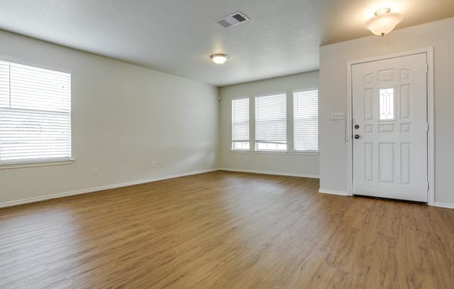 rental at 10542  Manor Crk in San Antonio, TX — photo 4