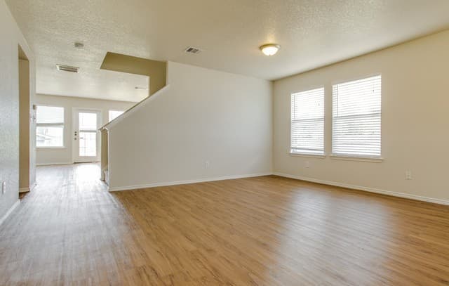 rental at 10542  Manor Crk in San Antonio, TX — photo 5