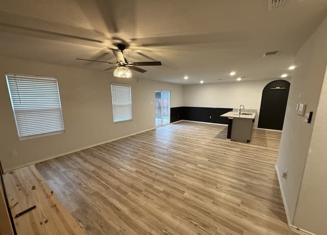 rental at 5427  Frederick Blf in Von Ormy, TX — photo 2