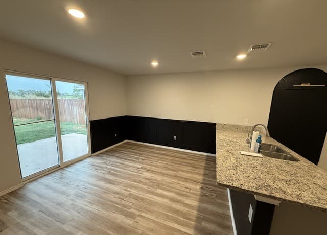 rental at 5427  Frederick Blf in Von Ormy, TX — photo 3