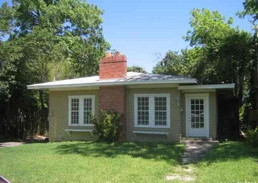 rental at 615 W Lynwood Ave in San Antonio, TX — photo 1