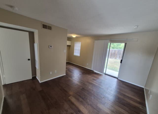 rental at 300  Moursund Blvd. Unit 7 in San Antonio, TX — photo 3