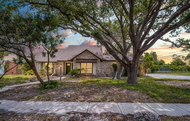 rental at 618  Sonnet in San Antonio, TX — photo 1