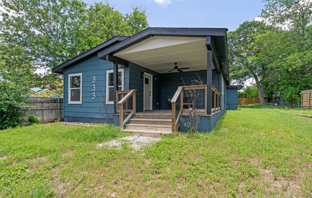 rental at 333 S Mesquite Ave in New Braunfels, TX — photo 2