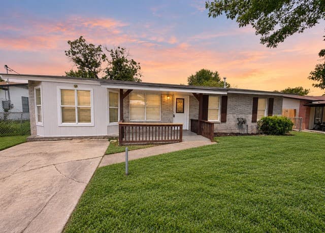 rental at 7615  Westfield blvd in San Antonio, TX — photo 1