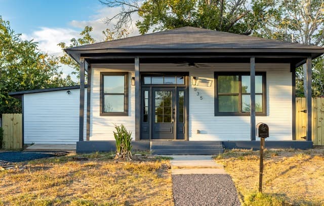 rental at 535  Austin St in Pleasanton, TX — photo 1
