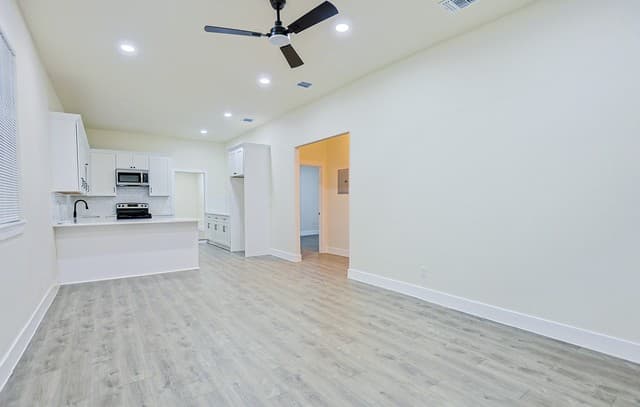 rental at 535  Austin St in Pleasanton, TX — photo 5