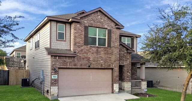 rental at 9814  Marbach Bnd in San Antonio, TX — photo 2